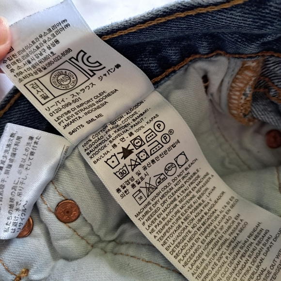 Levi's | Blue jean distressed short shorts women's 501 - Picture 13 of 15